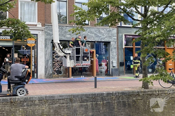 Politie haalt met hoogwerker man van dak