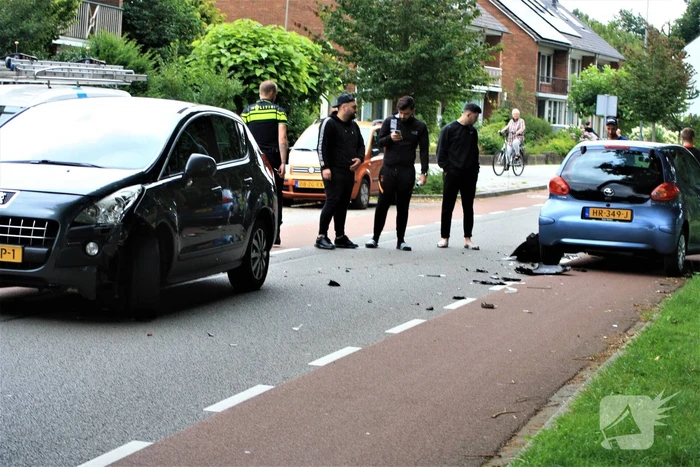 Veel schade bij botsing tussen twee auto's