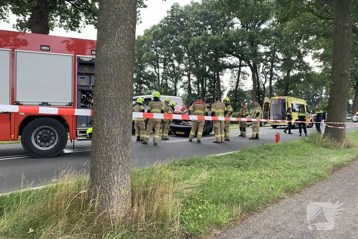 Personenauto raakt ondersteboven door ongeval