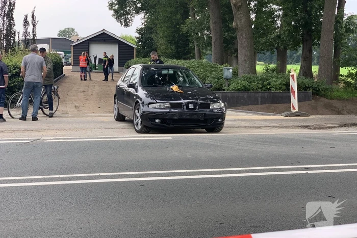 Personenauto raakt ondersteboven door ongeval