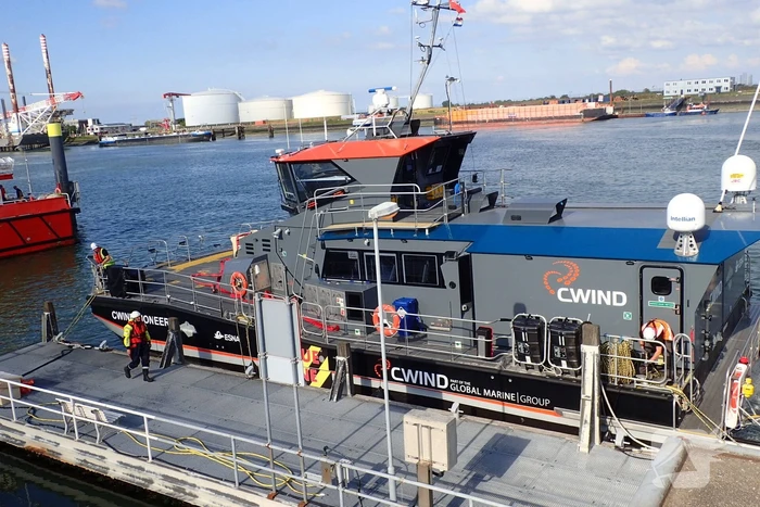 Brandweer ventileert schip door brandalarm