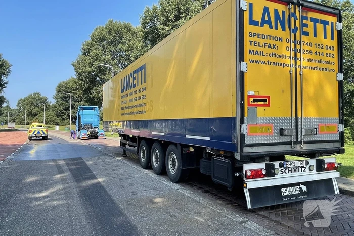 Vrachtwagen rijdt tank lek na stuk ijzer op wegdek