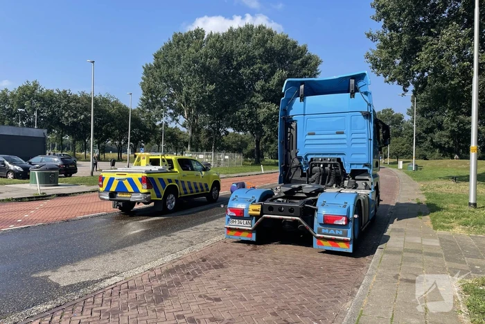 Vrachtwagen rijdt tank lek na stuk ijzer op wegdek