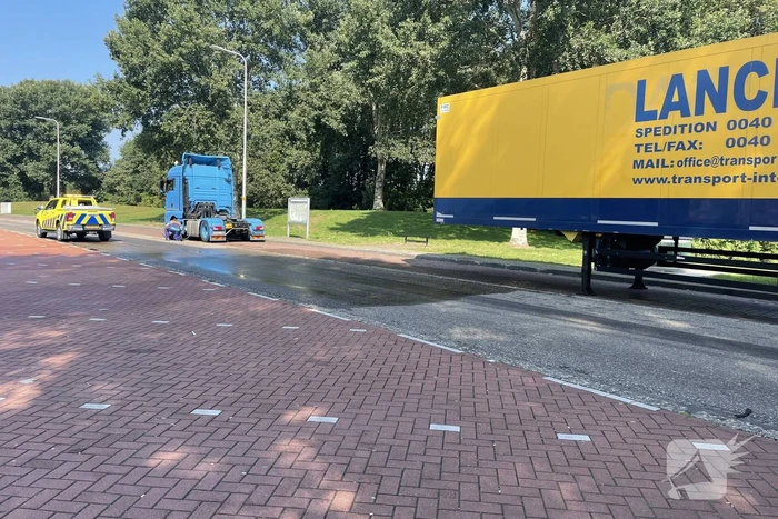 Vrachtwagen rijdt tank lek na stuk ijzer op wegdek