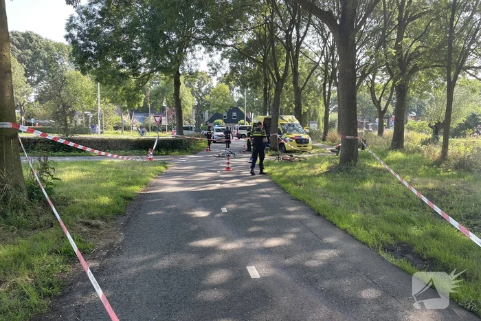 Twee fietsers botsen op fietspad