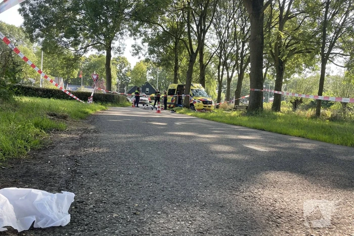 Twee fietsers botsen op fietspad