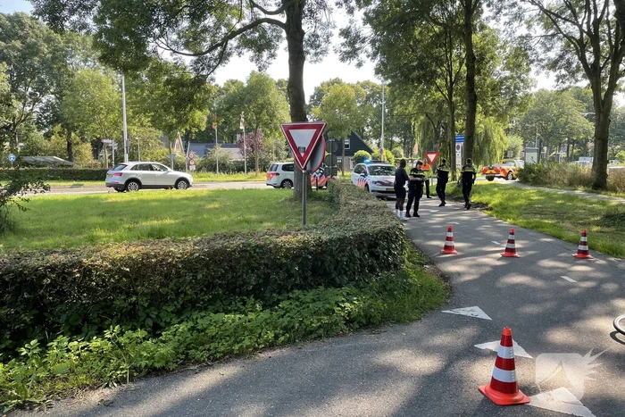 Twee fietsers botsen op fietspad