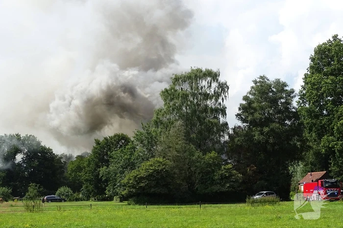 Dikke zwarte rookwolken bij grote brand in schuur