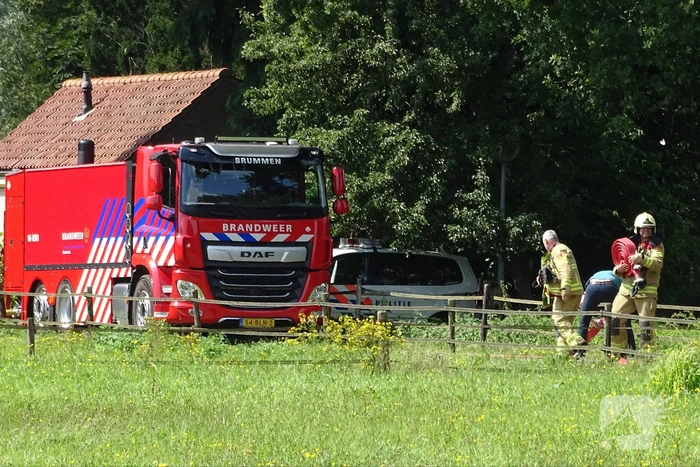 Dikke zwarte rookwolken bij grote brand in schuur