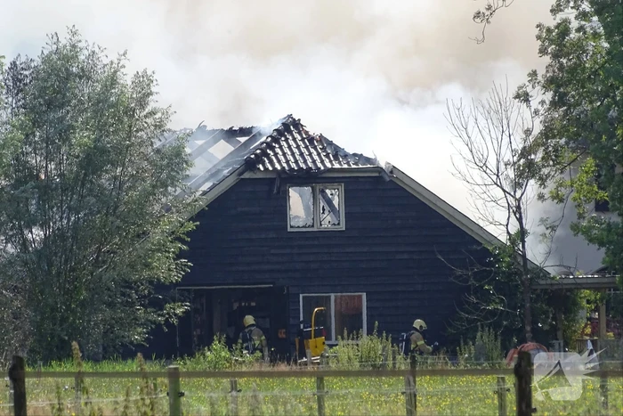 Dikke zwarte rookwolken bij grote brand in schuur