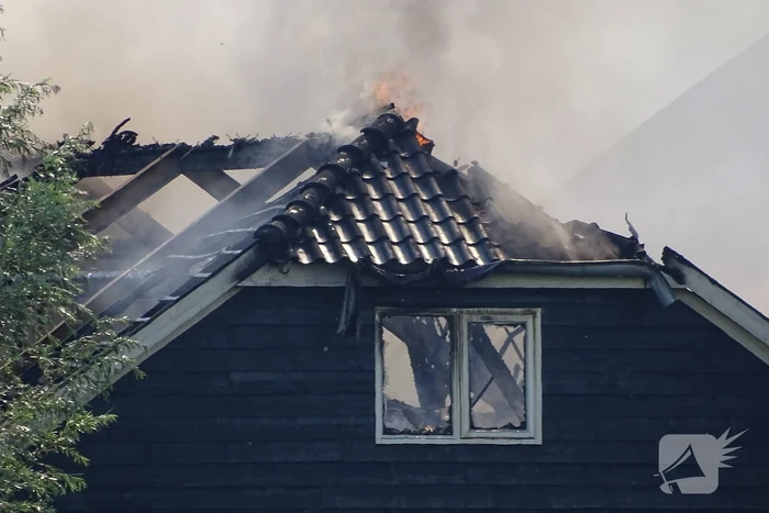 Dikke zwarte rookwolken bij grote brand in schuur