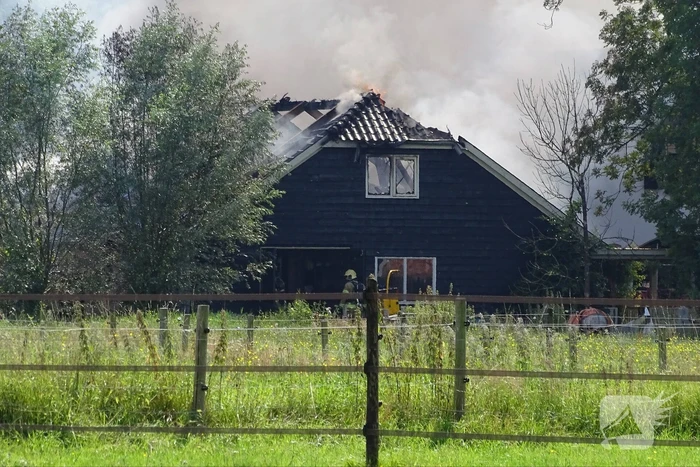 Dikke zwarte rookwolken bij grote brand in schuur
