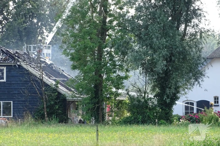 Dikke zwarte rookwolken bij grote brand in schuur