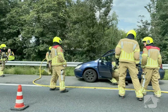 Brandweer blust brand in personenauto