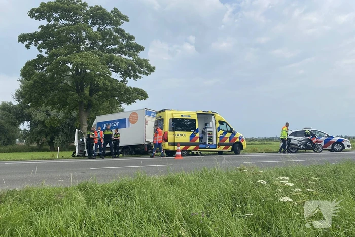 Persoon zwaargewond door botsing tegen boom