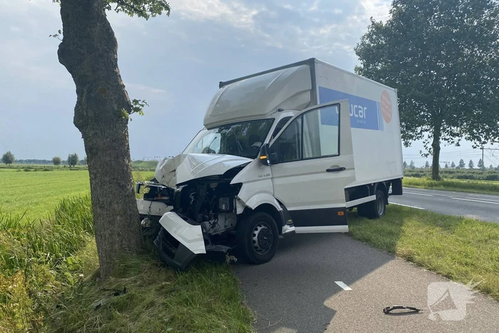 Persoon zwaargewond door botsing tegen boom