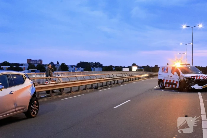 Beveiligingswagen botst op voorganger