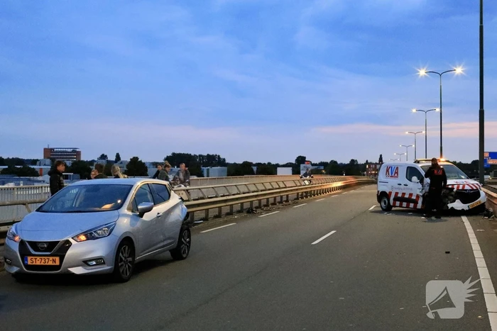 Beveiligingswagen botst op voorganger