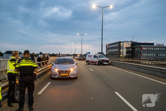 Beveiligingswagen botst op voorganger