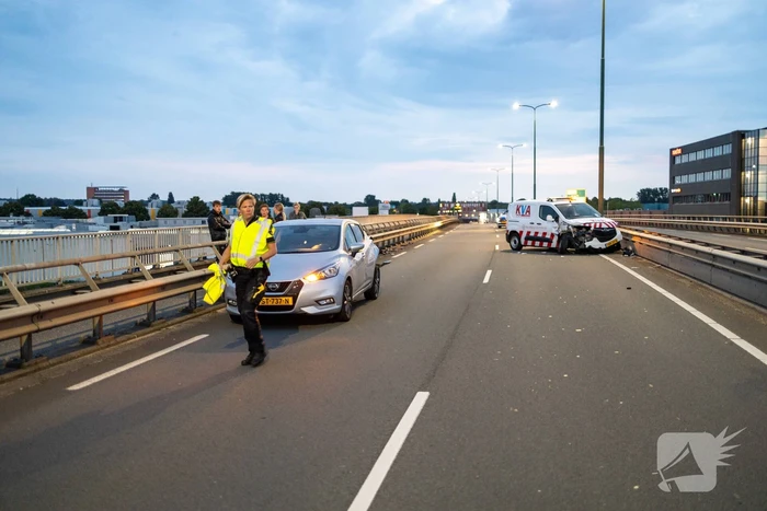 Beveiligingswagen botst op voorganger
