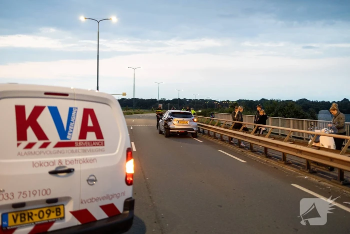 Beveiligingswagen botst op voorganger