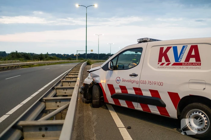 Beveiligingswagen botst op voorganger