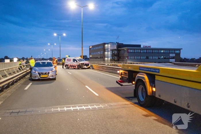 Beveiligingswagen botst op voorganger