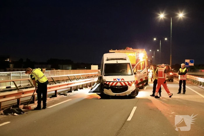 Beveiligingswagen botst op voorganger