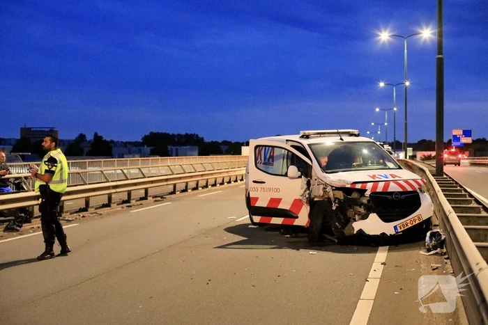 Beveiligingswagen botst op voorganger