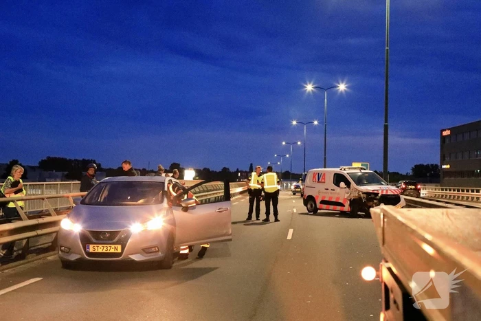 Beveiligingswagen botst op voorganger