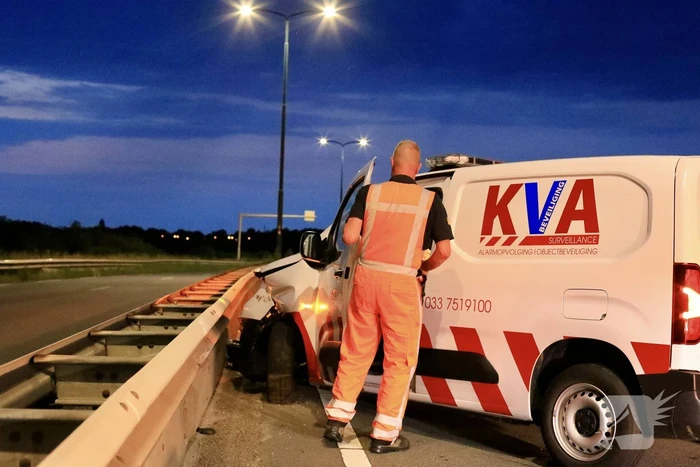 Beveiligingswagen botst op voorganger