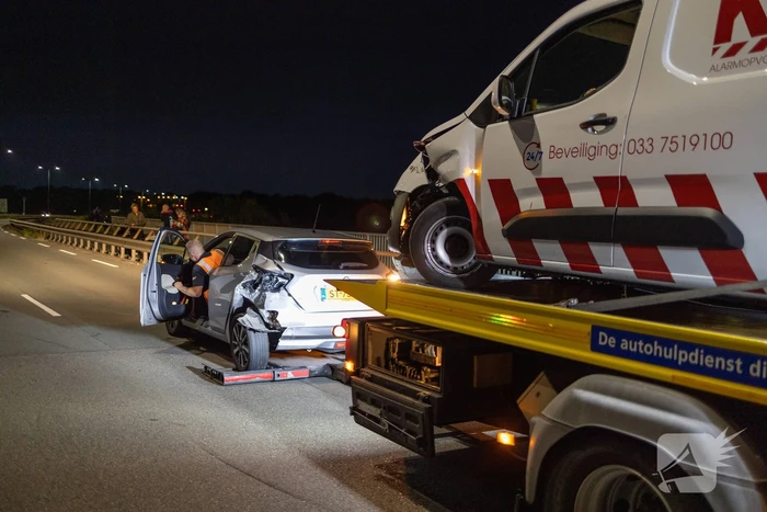 Beveiligingswagen botst op voorganger