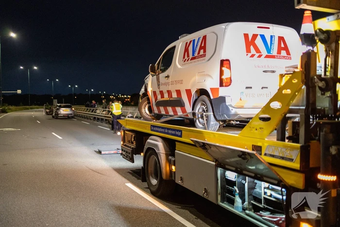 Beveiligingswagen botst op voorganger