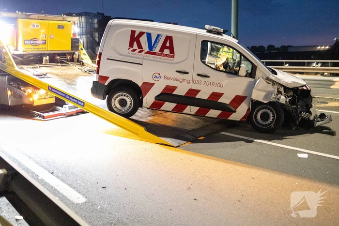 Beveiligingswagen botst op voorganger