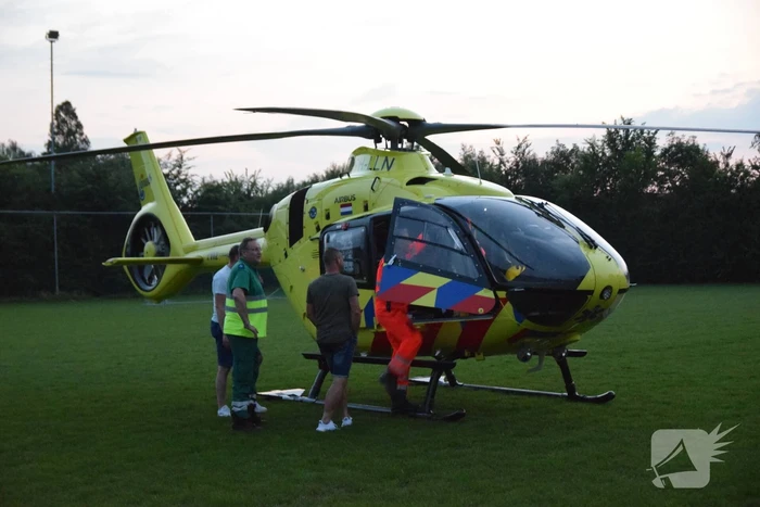 Traumahelikopter landt op sportveld door incident