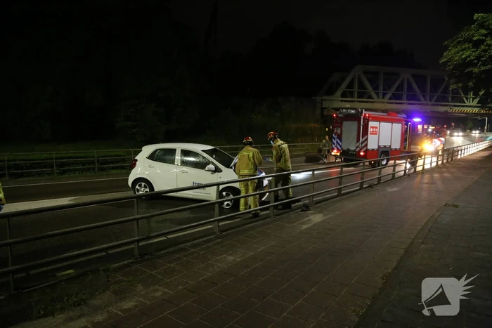 Automobilist rijdt tegen reling