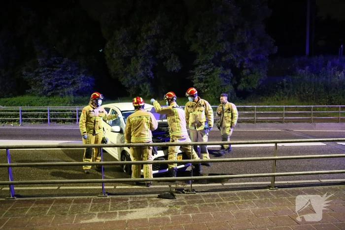 Automobilist rijdt tegen reling