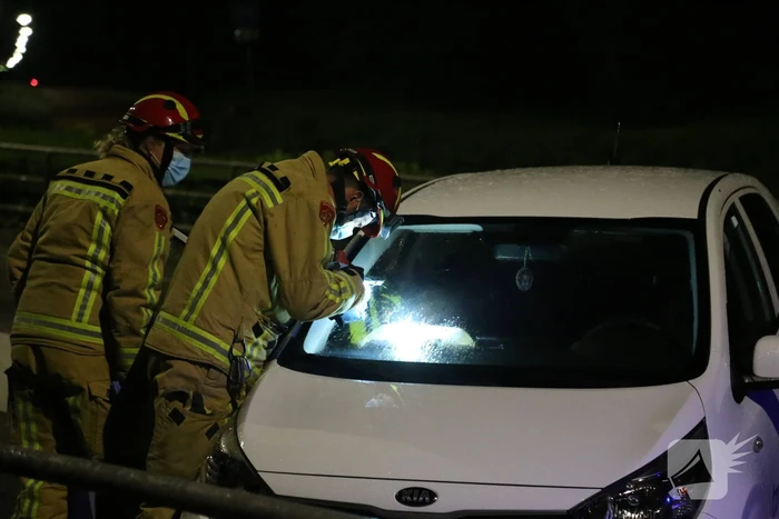 Automobilist rijdt tegen reling