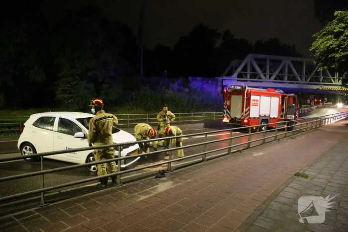 Automobilist rijdt tegen reling