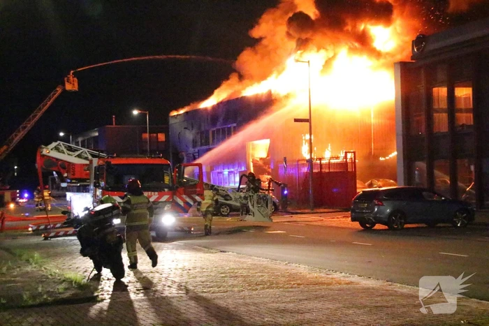 Vlammenzee in pand van autodealer