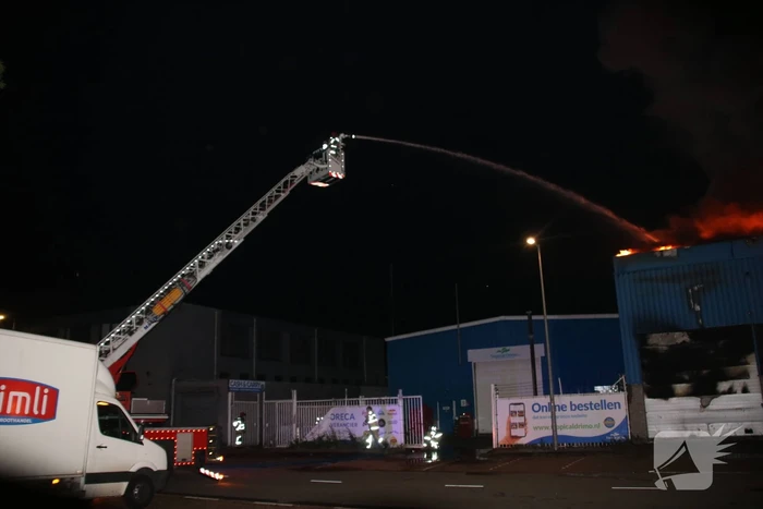 Vlammenzee in pand van autodealer