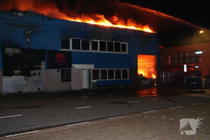Vlammenzee in pand van autodealer