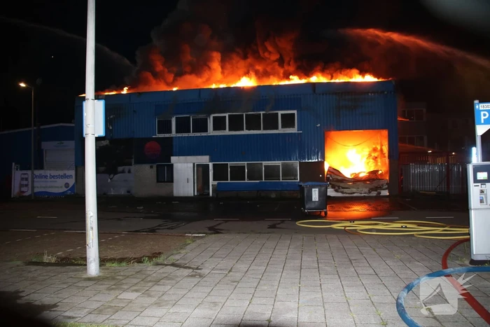 Vlammenzee in pand van autodealer