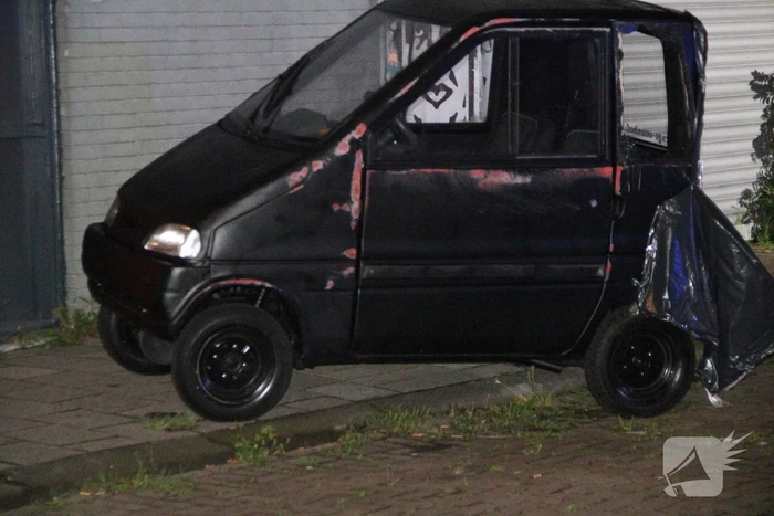 Vlammenzee in pand van autodealer