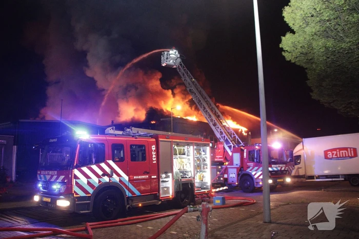 Vlammenzee in pand van autodealer