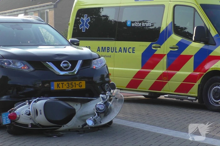 Scooter onder auto na aanrijding