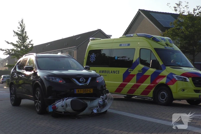 Scooter onder auto na aanrijding