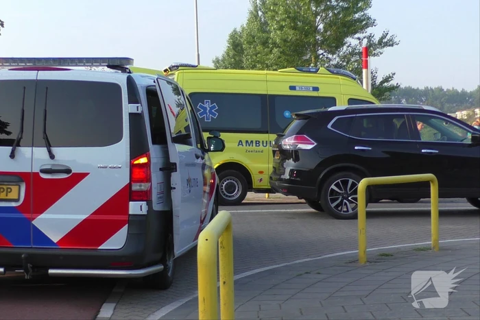 Scooter onder auto na aanrijding