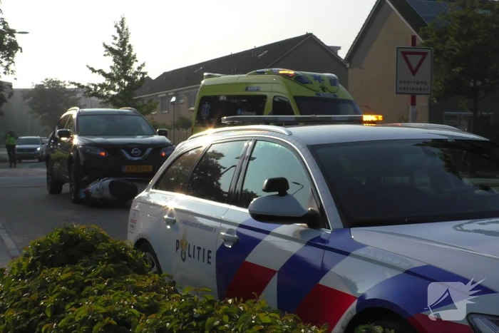 Scooter onder auto na aanrijding