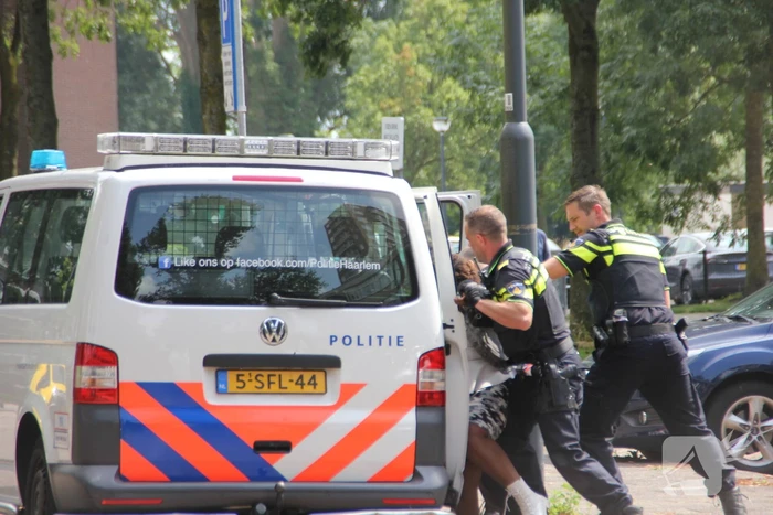 Agressieve vrouw aangehouden en ingesloten